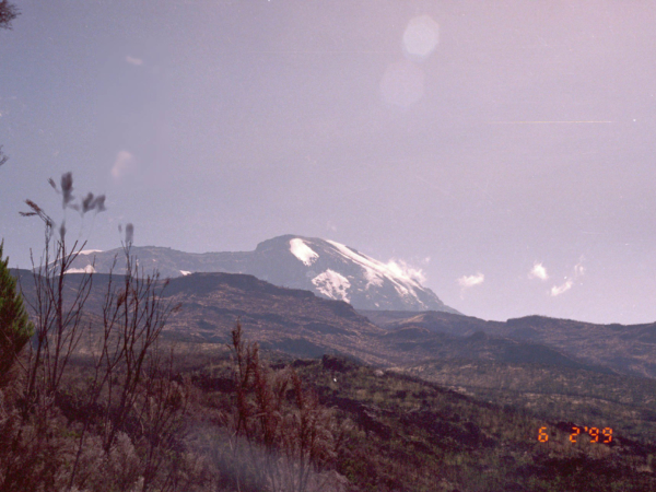 Pohled z Shira plateau na jednu ze tří částí Kilimanjara - Kibo.