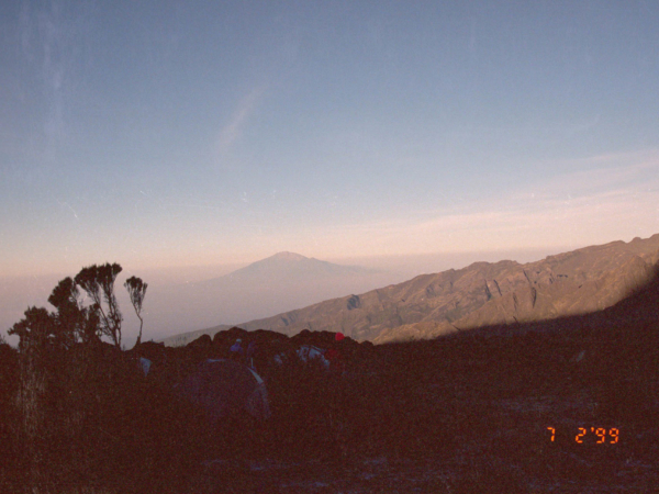 Pohled z Shira plateau na Mt. Meru za úsvitu.
