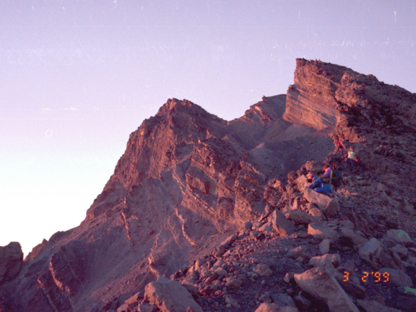 Při východu slunce na hřebeni Mt. Meru.