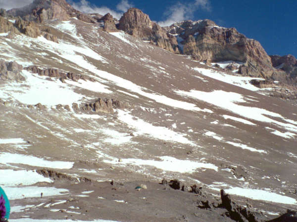 Pohled z Nido de Condores na vrchol Aconcaguy.