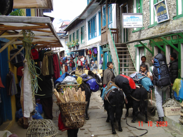 Z letiště v Lukle odcházíme směrem na Namche Bazaar.