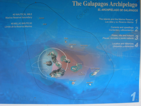 To je mapa Galapážských ostrovů v CDF (Charles Darwin Foundation)