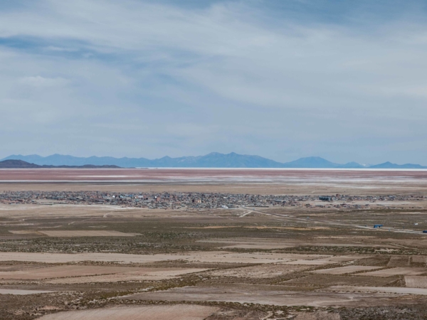 Pohled na Uyuni ze silnice na Potosí. V dáli je vidět salar.