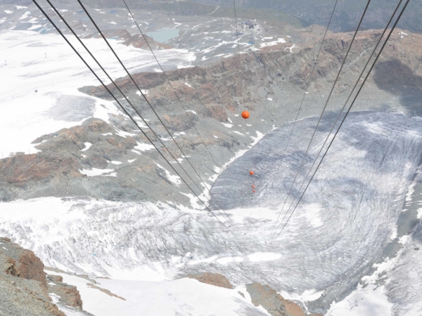 Ledovec a lanovka na Klein Matterhorn
