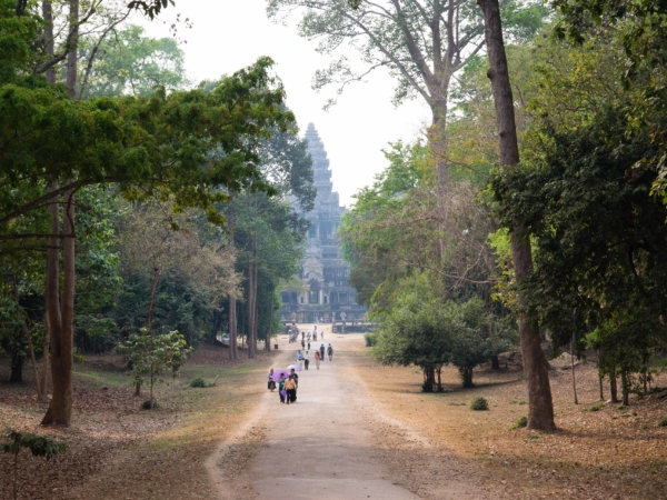Přicházíme k Angkor Watu - odzadu.