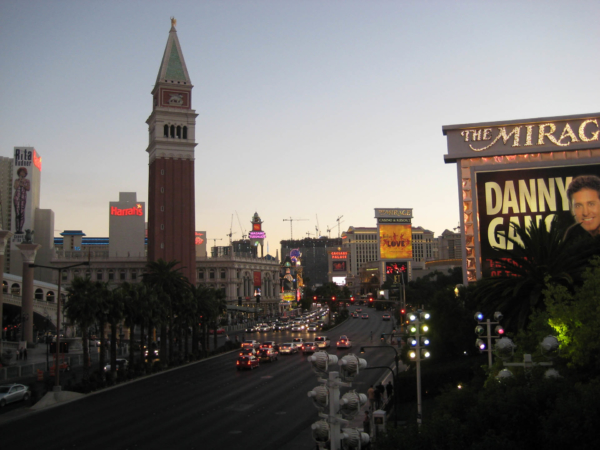 Podvečerní pohled na Las Vegas bulvár.
