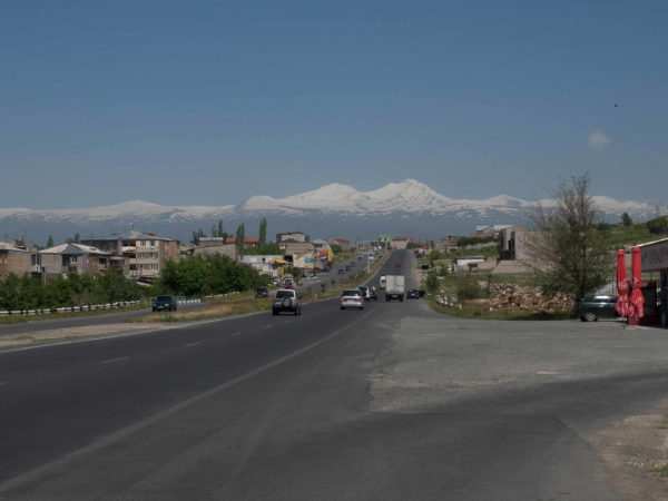 Jerevan je obklopen vysokými horami - na výpadovce - směr severozápad.