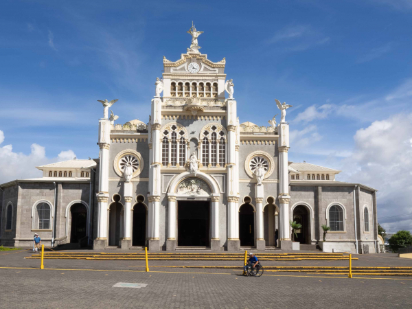 Po zemětřesení nově postavený kostel ve městě Cartago.