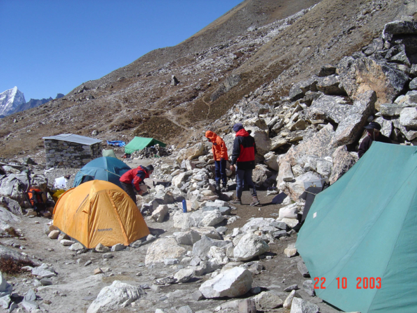 Stavíme si base camp cca 5100 m pod Island Peakem.