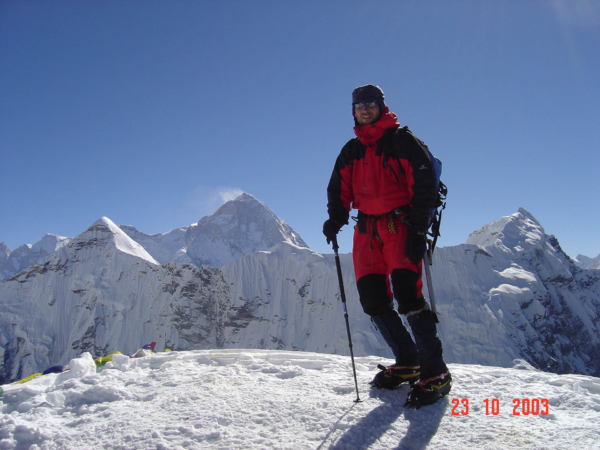 Šimon na vrcholu Island Peaku 6160m, v pozadí Makalu.