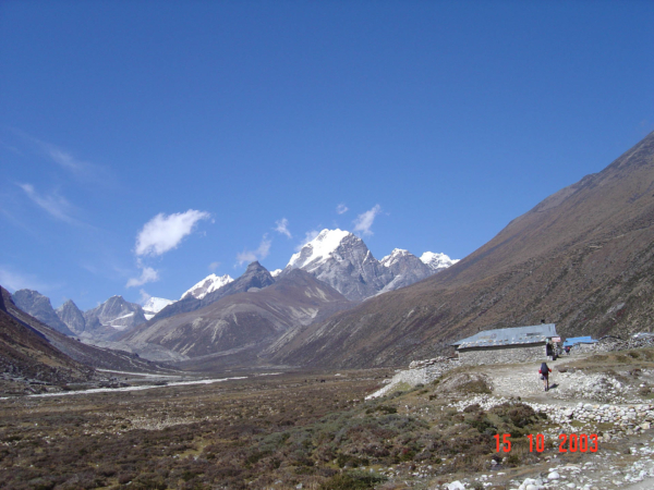 Pheriche a vlevo vzadu táhlé plato Cho Oyu.