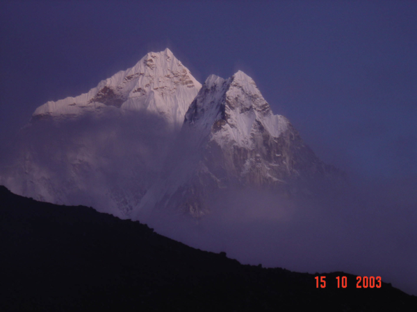 Ama Dablam za soumraku.