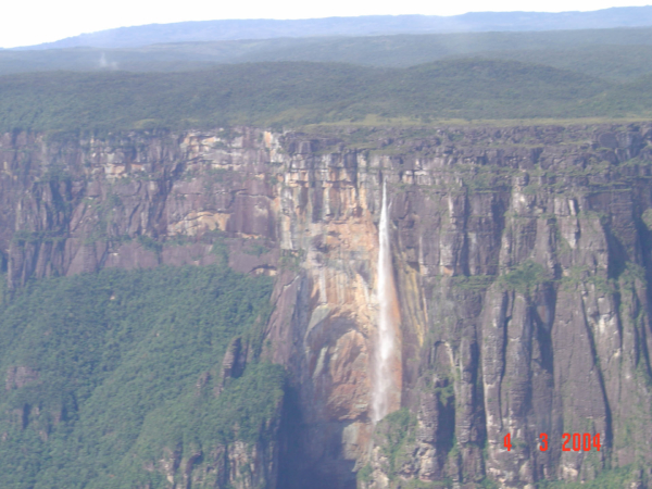 Salto Angel - voda padá  979 m. Nejdelší vodopád na světě.