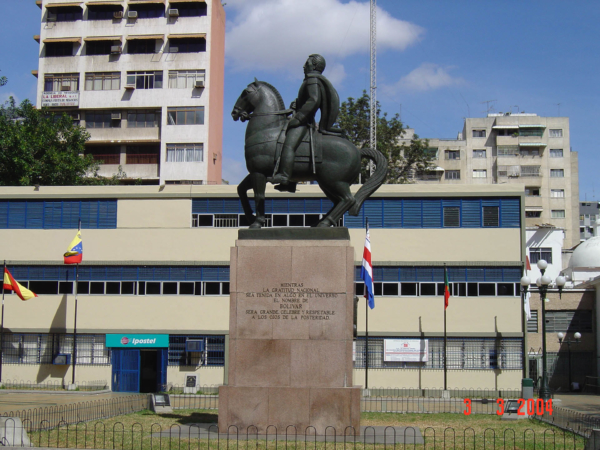 Jezdecká socha Simona Bolívara na stejnojmenném náměstí.