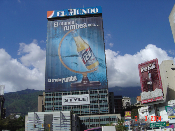 Billboard přes celý věžák. To by byl kšeft ho tisknout...