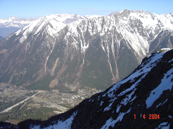Pohled dolů na Chamonix a okolní vrcholky.