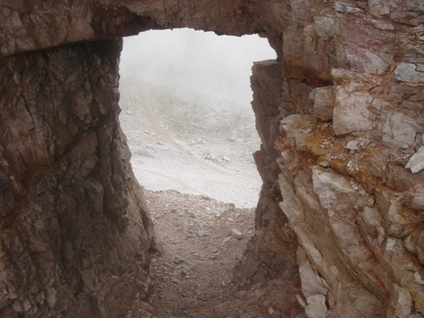 A na konci feráty po cestičce skrz skalní galerii zpět do sedla Lavaredo.