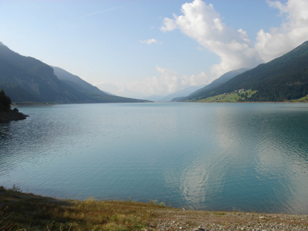 Z Nauders po chvíli dojíždíme k velikému jezeru - lago di Resia.