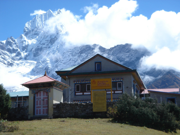 Hotel Syangboche panorama a za ním zase Tamserku...