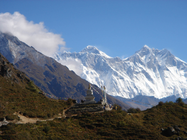 Ještě jednou ze stejného místa - vpředu kaplička a vzadu Everest.