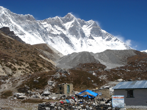 V Chukhungu - Sunrise lodge a v pozadí Lhotse.