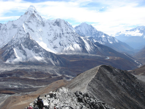 Ama Dablam a výstupová trasa na Chukhung Ri.