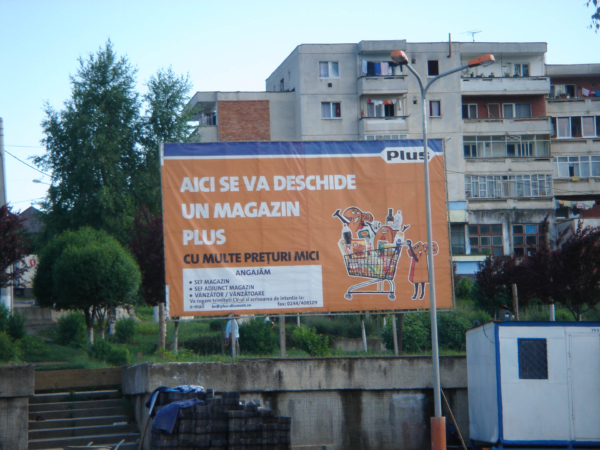 Pro přátele obchodního řetězce PLUS billboard z Baia Mare.
