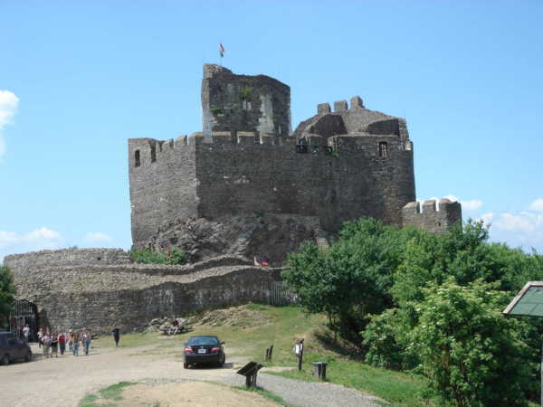 Západně od Mátry hrad Holoke - na seznamu UNESCO.