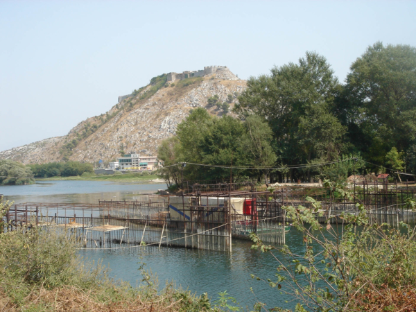Hrad Rozafa na soutoku 3 řek Driny, Kiry a Buny. U města Shkodër.
