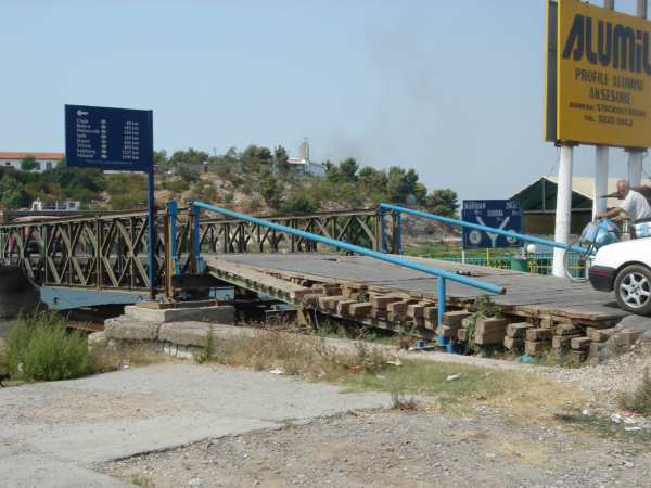 Most před Shkodërem na hlavním tahu z Černé Hory.