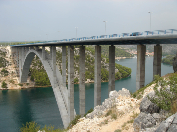 A tady překračuje mořskou úžinu známý Maslenický most.
