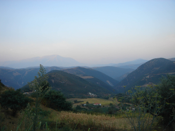 Albánské hory. V pozadí snad pohoří Tomorri. Nejvyšší vrchol má 2415m!