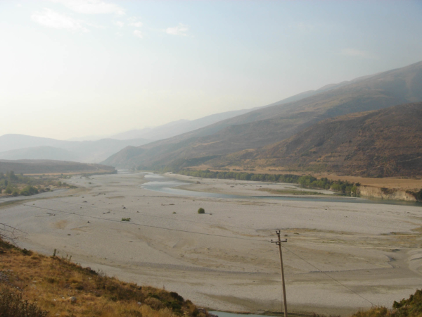 Údolí řeky Drinos lemované okolními kopci směřující k Gjirokasteru.