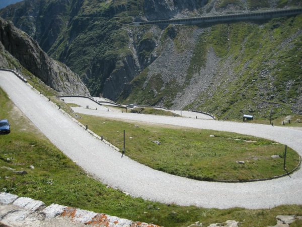 Začátek klesání z Gotthard passu dolů do města Airolo.