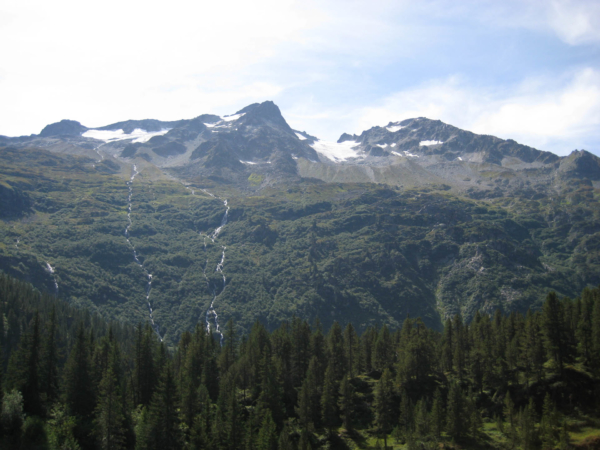 Horské potoky až vodopády stékající z ledovců.