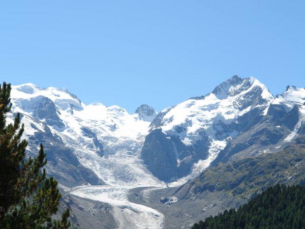 Tak tady to je - vpravo Piz Bernina, ledovec se jmenuje Morteratsch Glacier.