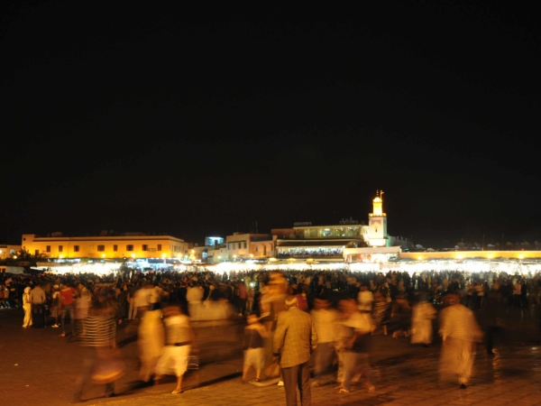 Náměstí Jamaa El Fna v Marrákeši v noci.