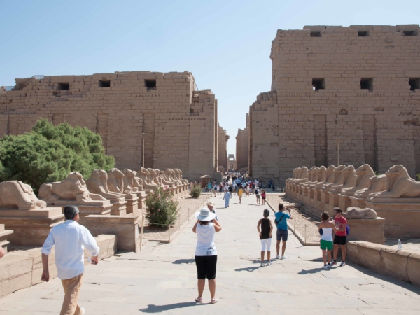 Příchod k chrámovému komplexu Karnak.