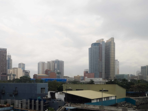 Pohled na Manilský downtown v deštivém dopoledni.