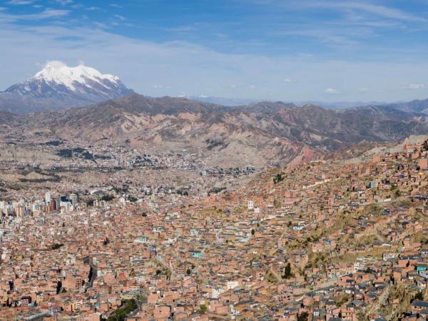 La Paz v pozadí hora Illimani 6438 m.