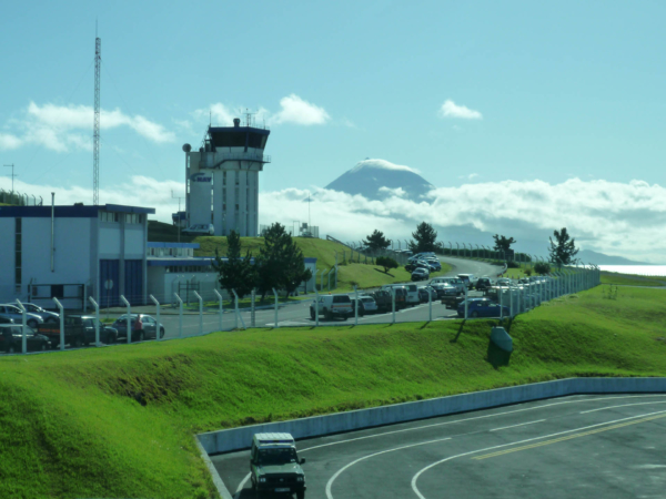 Letiště na Faialu, v pozadí hora Pico na dalším ostrově - Pico.