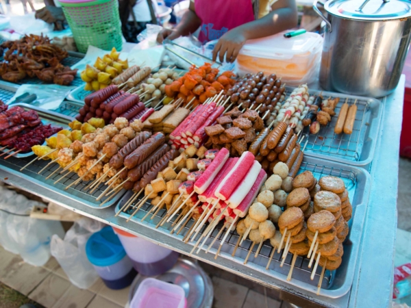 Na trhu - hot dogy po thajsku.