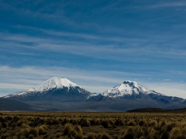 Pohled na sopky Parinacota vlevo a Pomerape.