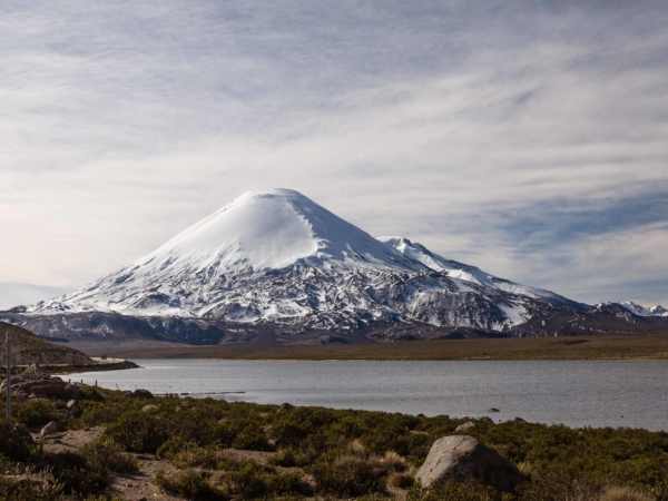 Sopka Parinacota 6342 m. V popředí jezero Chungara ve výšce 4560 m.