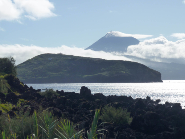 Teď už je vidět, že hora Pico je na jiném ostrově.