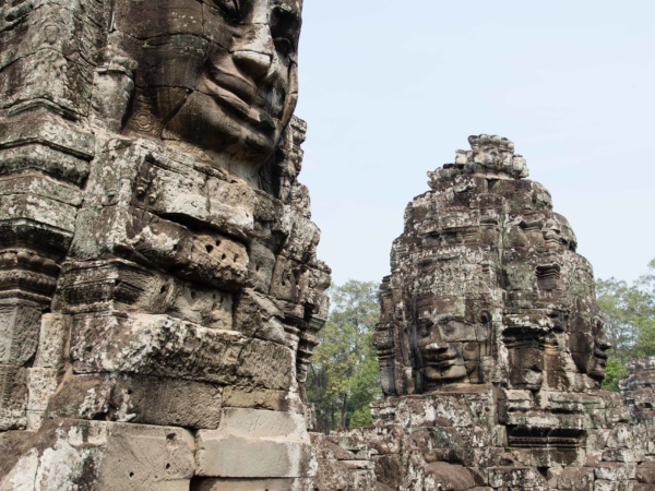 Blížíme se do areálu Angkor Tom - věže paláce Bayon.