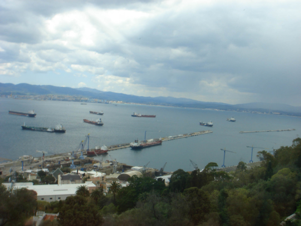 Gibraltarskou úžinou z a do Středozemního moře proplouvá hodně lodí.