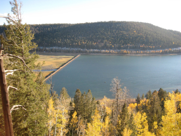 Jezero na náhorní plošině - Navajo Lake.