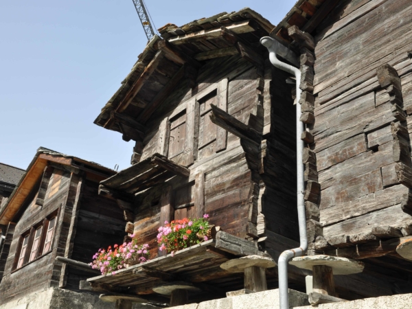 Typické stavby v Zermattu - takhle se bydlelo dříve. Dnes už ne.