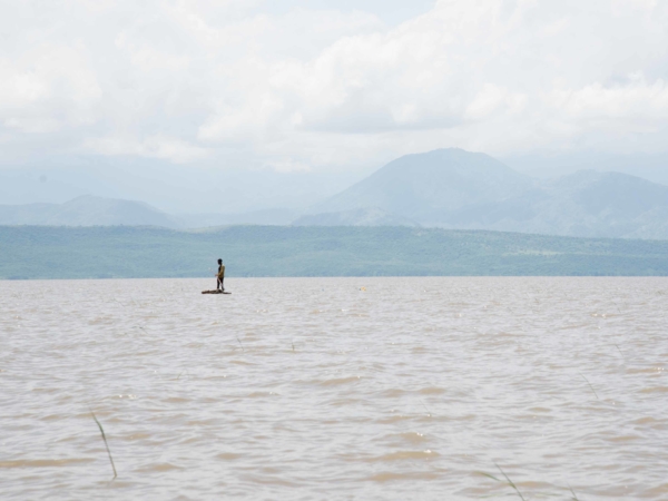 Rybář na malém vratkém voru na jezeře Chamo plném krokodýlů!